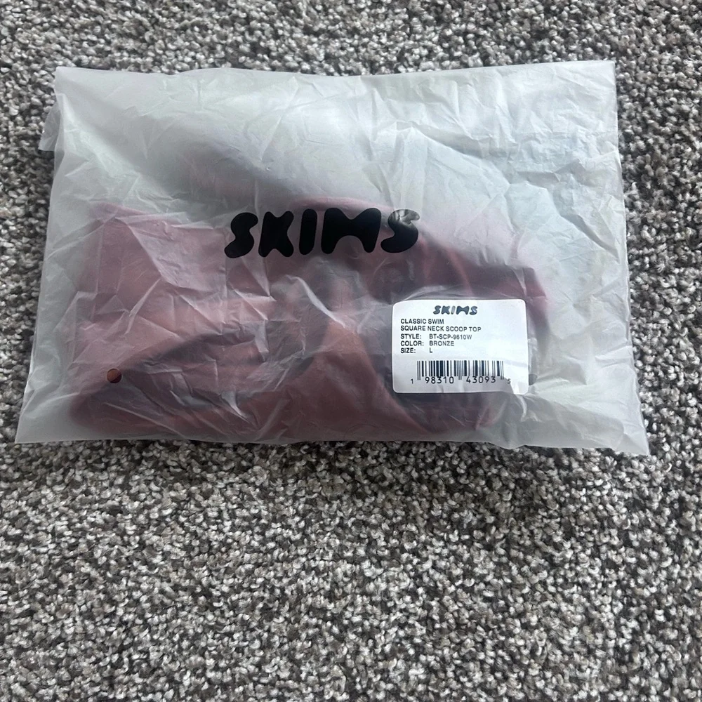SKIMS square neck scoop top